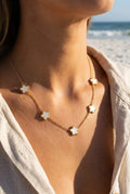 ✨ Collier Noah Blanc – Éclat Nacré & Poésie Florale 🤍✨