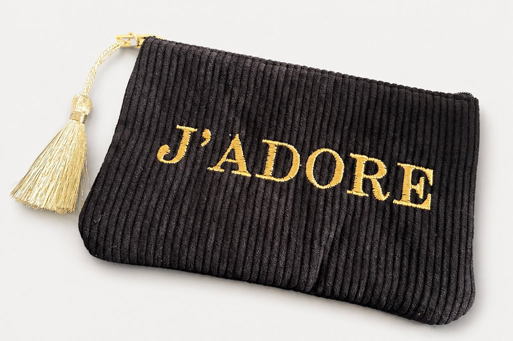 ✨ Pochette noir élégante personnalisée – J’ADORE ✨