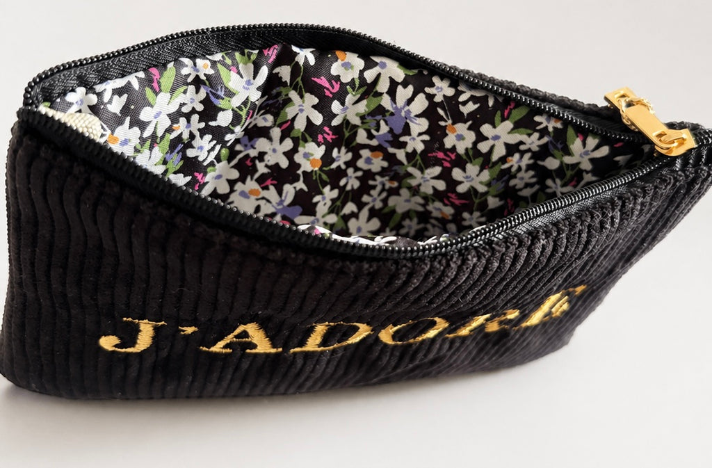 ✨ Pochette noir élégante personnalisée – J’ADORE ✨