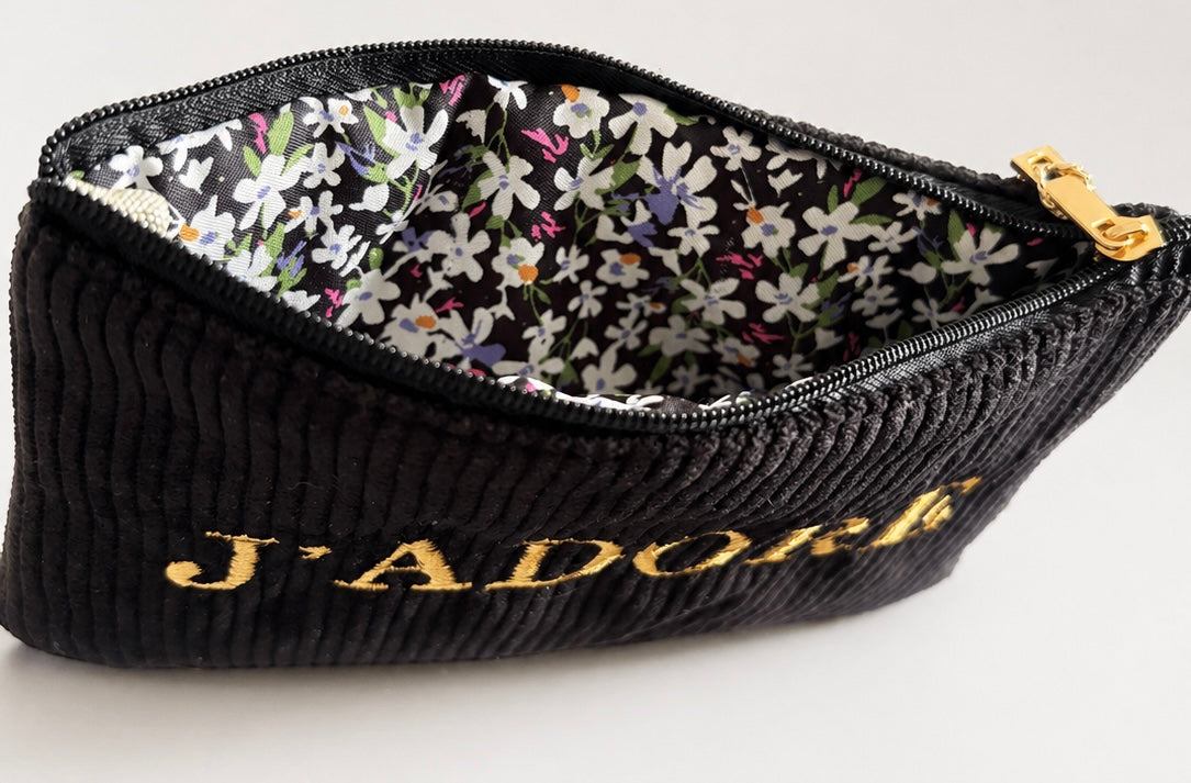 ✨ Pochette noir élégante personnalisée – J’ADORE ✨