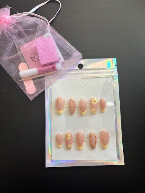 ✨ Press-on nails nude & dorés – Élégance minimaliste ✨